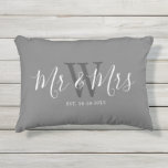 Passen getrouwd Mr. en Mrs Grey White Script Monog Buitenkussen<br><div class="desc">Verrassend een paar met deze Passen getrouwd Mr en Mrs Grey White Script Monogram Outdoor Pillow. Het is modern ontworpen aan beide zijden met een grijze achtergrond. Het centrum heeft een grote donkergrijze monogram brief en de tekst is "mr en mrs"in witte trendy handgeschreven manuscriptbrief. De vastgestelde datum is lager...</div>