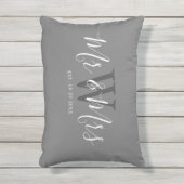 Passen getrouwd Mr. en Mrs Grey White Script Monog Buitenkussen (Voorkant (verticaal))