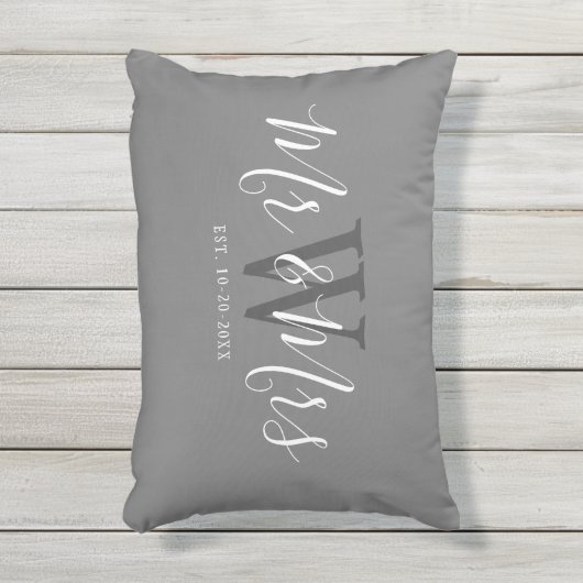Passen getrouwd Mr. en Mrs Grey White Script Monog Buitenkussen (Voorkant (verticaal))