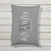 Passen getrouwd Mr. en Mrs Grey White Script Monog Buitenkussen (Achterkant (verticaal))