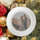 Passen getrouwd noemen monogram Eedage foto elegan Keramische Bal Ornament<br><div class="desc">Eigen wit monogram initiaal en naam met een familie met een elegante kermistische kerstboomstijl op jaarbasis,  met fotobedekking.       Een modern keepascadeau voor nieuwigheden.</div>