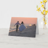 Passen getrouwd op weg naar de zonsondergang, de t kaart (Gele Bloem)