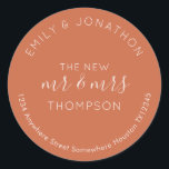 Passen getrouwd Retourneren Naam Adres Terracotta Ronde Sticker<br><div class="desc">Een modern volledig aanpasbaar typografisch ontwerp met uw namen hierboven gebogen en uw retouradres eronder gebogen en tekst in het midden De nieuwe Mr en Mrs en uw getrouwde naam in crème op een terracotta achtergrond. Alle tekst kan gemakkelijk worden gepersonaliseerd. U kunt ook de achtergrond- en tekstkleuren aanpassen aan...</div>