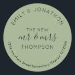 Passen getrouwd Terugkeer Naam Adres Groen Ronde Sticker<br><div class="desc">Een modern, volledig aanpasbaar typografisch ontwerp met uw namen hierboven gebogen en uw retouradres eronder gebogen en tekst in het midden De nieuwe heer en mevrouw en uw getrouwde naam in het zwart op een wijze groene achtergrond. Alle tekst kan gemakkelijk worden gepersonaliseerd. U kunt ook de achtergrond- en tekstkleuren...</div>