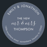 Passen getrouwd Terugkeernaam Adres Stusty Navy Bl Ronde Sticker<br><div class="desc">Passen getrouwd geven het Adres van de Naam van de Terugkeer Adres Dusty Navy Blue> Een modern volledig aanpasbaar typografisch ontwerp met uw namen hierboven gekrompen en uw terugkeeradres hieronder gekromd en tekst in het midden De Nieuwe Mr. en Mrs. en uw getrouwde naam op een stoffige navy blauwe achtergrond....</div>