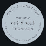 Passen getrouwd Terugzendnaam Adres robuust blauw Ronde Sticker<br><div class="desc">Een modern, volledig aanpasbaar typografisch ontwerp met uw namen hierboven gebogen en uw retouradres eronder gebogen en tekst in het midden De nieuwe heer en mevrouw en uw getrouwde naam op een stoffige blauwe achtergrond. Alle tekst kan gemakkelijk worden gepersonaliseerd. U kunt ook de achtergrond- en tekstkleuren aanpassen aan uw...</div>