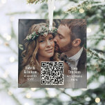 Passen getrouwd voor bruiloft en afspeellijst QR-c Glas Ornament<br><div class="desc">Viel een vrolijke 1st vakantie als newlyweds met een elegante interactieve QR code vierkant glas kerstversiering. Foto en alle formuleringen op deze sjabloon zijn eenvoudig te personaliseren. (TIP AFBEELDING PLACEMENT: een gemakkelijke manier om een afbeelding precies te centreren is om het te bebouwen alvorens aan de website van Zazzle te...</div>