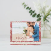 Passen getrouwd vrolijk ooit na rode kerstfoto feestdagenkaart (Staand voorkant)