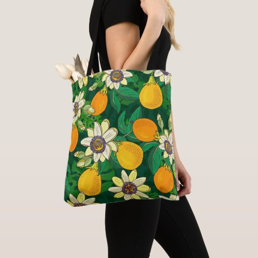 Passieflower Bloom: zwarte achtergrond . Tote Bag (Dichtbij)