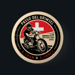 Passo Del Grimsel | Zwitserland | Motorfiets Ronde Button 5,7 Cm<br><div class="desc">Passo Del Grimsel gedaan in een ,  verontruste stijl embleem. Het is een beroemde bergpas die langs de Alpen in Zwitserland wordt gevonden.</div>