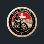 Passo Del Grimsel | Zwitserland | Motorfiets Ronde Button 5,7 Cm<br><div class="desc">Passo Del Grimsel gedaan in een ,  verontruste stijl embleem. Het is een beroemde bergpas die langs de Alpen in Zwitserland wordt gevonden.</div>