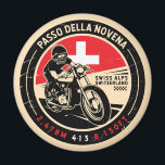 Passo della Novena | Zwitserland | Motorfiets Magneet<br><div class="desc">Nufenen Pass gedaan in een ,  verontruste stijl embleem. Het is een beroemde bergpas die langs de Alpen in Zwitserland wordt gevonden.</div>