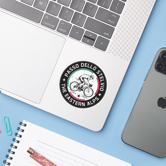 passo dello stelvio - stelvio pas italiaans fietse sticker (Laptop met iPhone)