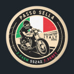 Passo Sella Italië | | Motorfiets Magneet<br><div class="desc">Passo Sella gedaan in een ,  verontruste stijl embleem. Het is een beroemde bergpas die langs de Dolomieten in Italië wordt gevonden.</div>