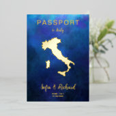 Passport Wedding Destination Gold Navy Italië Map Folie Uitnodiging (Staand Voorkant)