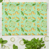 Pasta en basilicumbladeren op groen theedoek (Gevouwen)
