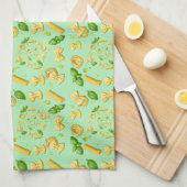 Pasta en basilicumbladeren op groen theedoek (Quarter Fold)