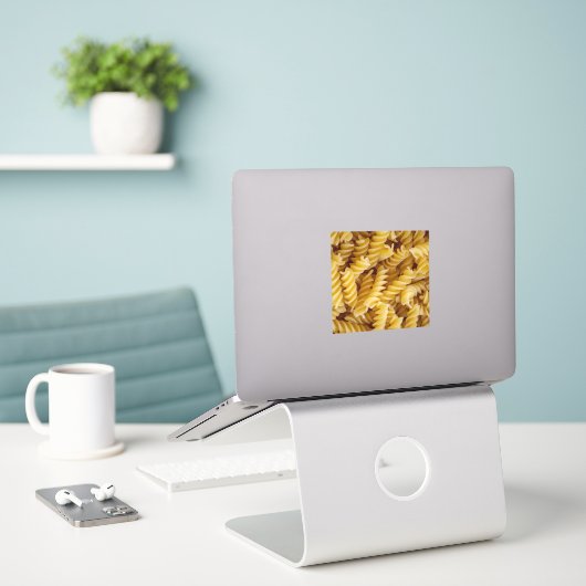 Pasta Fusilli Noodles Sticker (Laptop op bureau)
