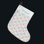 Pasteelkerstkerstman met kerstmis grote kerstsok<br><div class="desc">Deze  kerstbedekking is voorzien van retroflectoren van de kerstman,  gekleed in  munt groen en pastelroze kerstmanhoeden tegen een gepatenteerde duif grijze achtergrond. Er is een vlek bij de bovenkant om een naam in het coördineren van groen manuscript of het krullen schrijven toe te voegen.</div>