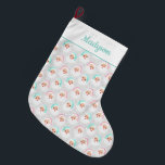 Pasteelkerstkerstman met kerstmis grote kerstsok<br><div class="desc">Deze  kerstbedekking is voorzien van retroflectoren van de kerstman,  gekleed in  munt groen en pastelroze kerstmanhoeden tegen een gepatenteerde duif grijze achtergrond. Er is een vlek bij de bovenkant om een naam in het coördineren van groen manuscript of het krullen schrijven toe te voegen.</div>