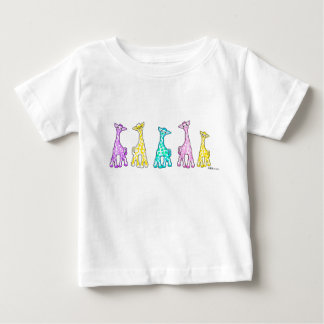 Pastel-Baby in een Baby T-shirt met rij