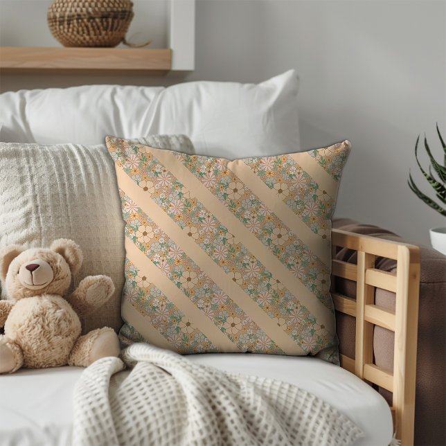 Pastel beige bloemmotief diagonale strepen kussen (Creator heeft geüpload)