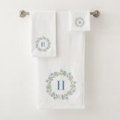 Pastel Blauw Bloemenkrans Aangepaste Monogram Bad Handdoek (Insitu)
