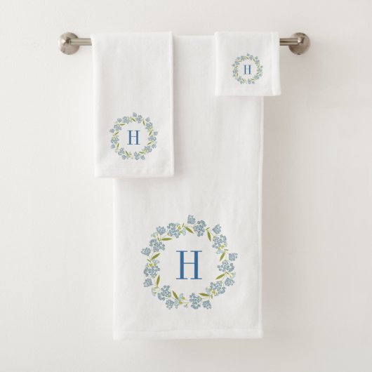 Pastel Blauw Bloemenkrans Aangepaste Monogram Bad Handdoek (Insitu)