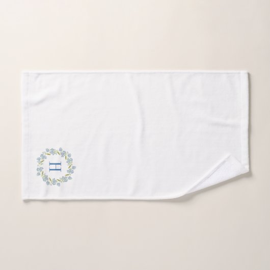 Pastel Blauw Bloemenkrans Aangepaste Monogram Bad Handdoek (Handdoek)
