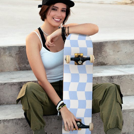 Pastel blauw wit golvend dambord patroon persoonlijk skateboard