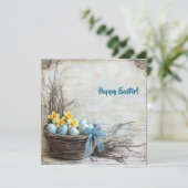 Pastel blauwe en gele paaseieren in mand retro feestdagenkaart (Staand voorkant)