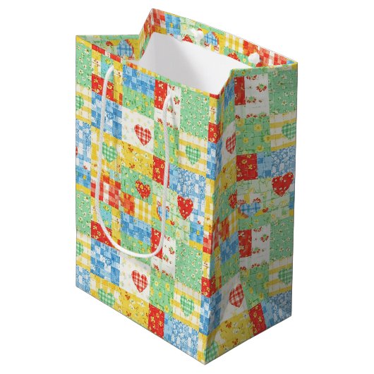Pastel Bloemige Patchwork Picknick Patroon Medium Cadeauzakje (Voorkant Gekanteld)