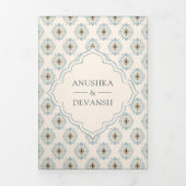 Pastel Blue Cream Ikat Alles in een Indiase bruilo Drieluik Uitnodiging (Cover)