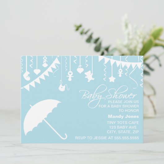 Pastel blue umbrella baby shower-uitnodiging kaart (Staand voorkant)