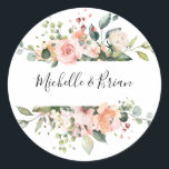 Pastel Blush Roos Floral Botanical Weddenschap Ronde Sticker<br><div class="desc">Elegante zonnige waterverf bloesem botanische naam sticker met een boeket van zacht pastel waterverf rozen en hortensia in tinten van blos roze, pastel roze, perzik en crème met weelderige groene botanische bladeren en eucalyptus bladeren loof. Een moderne designkeuze die perfect is voor lente- en zomerblos roze, pastelkleur thema bruiloften. Vind...</div>