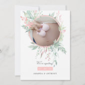 Pastel Blush Roze en Greenery Fotozwangerschap Aankondiging (Voorkant)