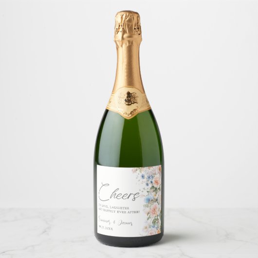 Pastel Blush Wit Blauw Bloemen Cheers Wedding Sparkling Wijnetiket (Voorkant)