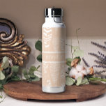 Pastel Boho Peach White Feathers Voeg naam toe Waterfles<br><div class="desc">Boho waterfles.</div>