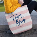 Pastel Coral Pink & White Stripes Blue Team Bride Tote Bag<br><div class="desc">All-Over-Print Canvas tas met de woorden "Team Bride" in blauw trendy script tegen een pastel koraal roze en witte strepen patroonachtergrond. Perfect voor bruiloften voor bruidsmeisjes, bruidsmeisje en bloemenmeisje. Voor andere kleuren en bijpassende items zie hier https://www.zazzle.com/collections/119250194970828530?rf=238364477188679314 Personaliseer het door de tekst van de plaatsaanduiding te vervangen. Voor meer opties,...</div>