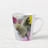 Pastel Floral Pink, Geel en Wit Chrysanthemum Latte Mok (Rechts)