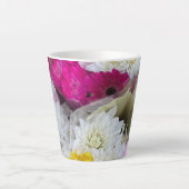 Pastel Floral Pink, Geel en Wit Chrysanthemum Latte Mok (Voorkant)