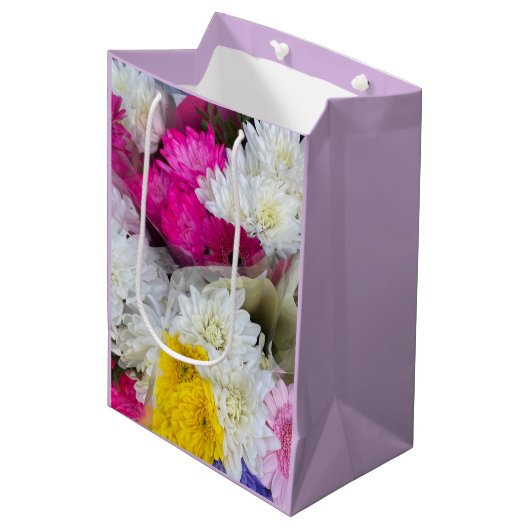 Pastel Floral Pink, Geel en Wit Chrysanthemum Medium Cadeauzakje (Voorkant Gekanteld)