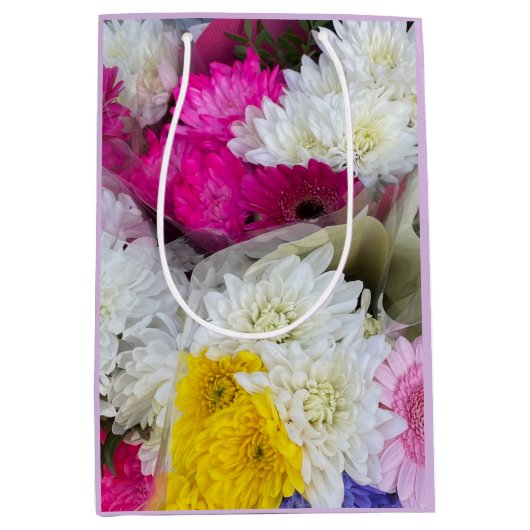 Pastel Floral Pink, Geel en Wit Chrysanthemum Medium Cadeauzakje (Voorkant)