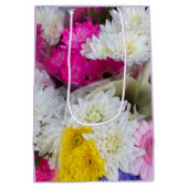 Pastel Floral Pink, Geel en Wit Chrysanthemum Medium Cadeauzakje (Achterkant)