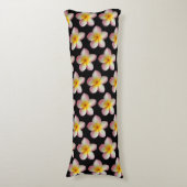 Pastel Frangipani Plumeria Flowers op Black Lichaamskussen (Voorkant Verticaal)