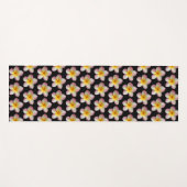 Pastel Frangipani Plumeria Flowers op Black Yogamat (Voorkant (horizontaal))