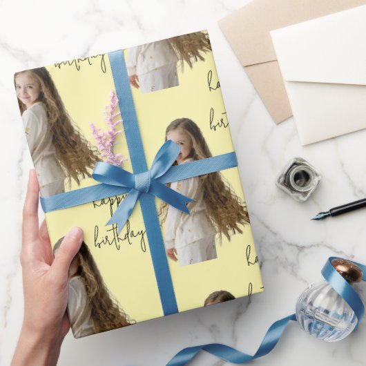 Pastel Geel & Aangepaste Verjaardag tekst en foto  Cadeaupapier (Geschenken)