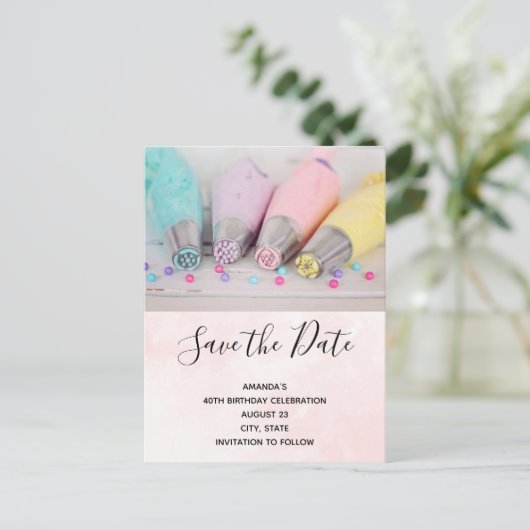 Pastel gekleurde taart decoreren tools opslaan van uitnodiging briefkaart (Staand voorkant)