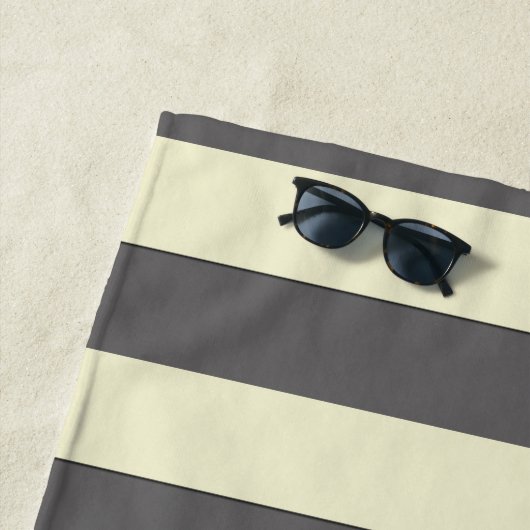 Pastel gele strepen met aangepaste tekst Beach PRO Strandlaken (In situ)