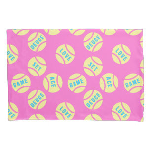 Pastel gele tennisballen, kleine lettertjes kussensloop